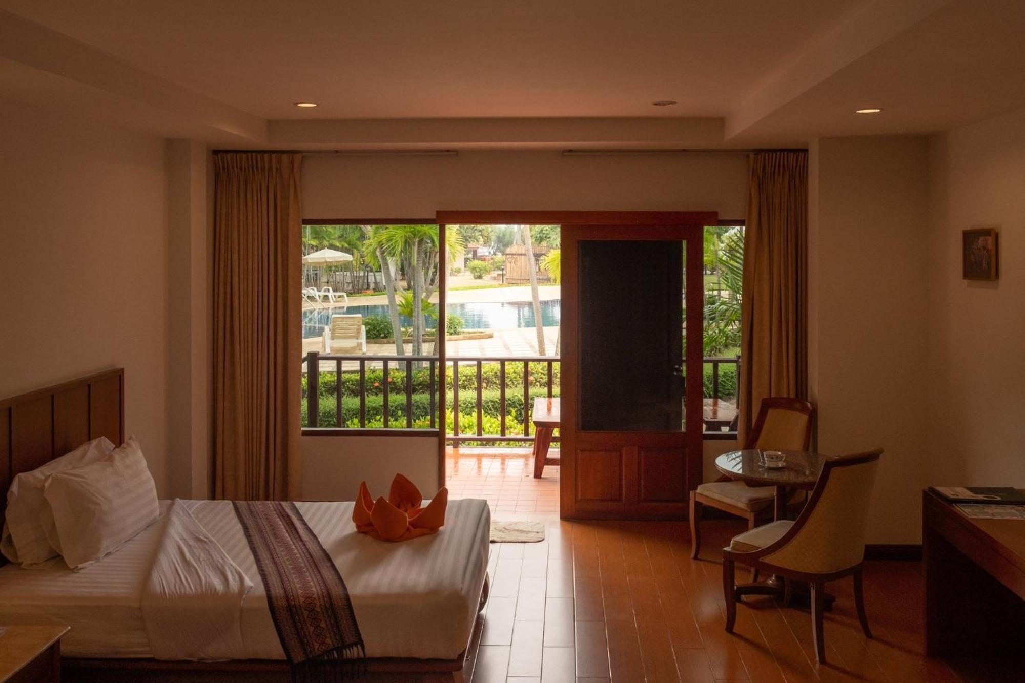 Sailom Resort Bangsaphan Bang Saphan Exterior photo